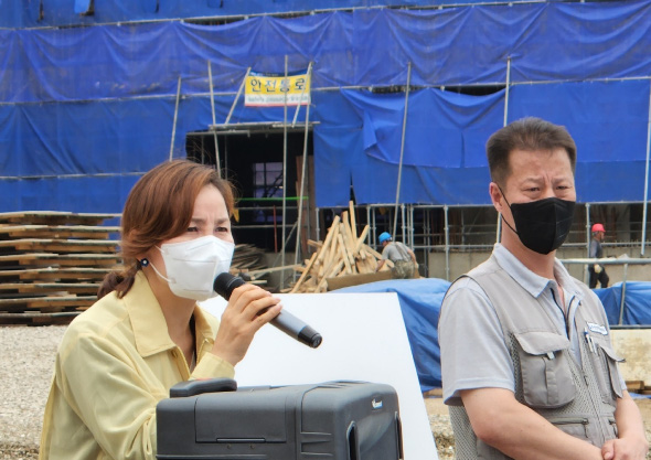 							임오경 의원이 14일 도덕초 공사현장에서 학부모들과 간담회를 하고 있다.
