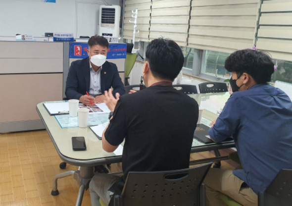 김정호 경기도의원이 24일 경기도의회 광명상담소에서 경기도광명교육지원청 관계자와 광명중 운동부 휴게실 침수피해 대책을 논의했다.