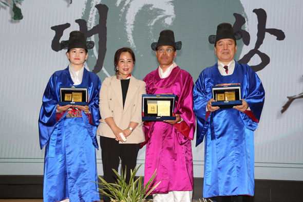 							사진 왼쪽부터 김덕례, 윤영식 광명문화원장, 김영일, 신경택