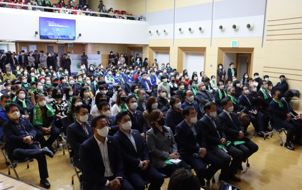광명지역신문 창간19주년 프로젝트 '시민주도 탄소중립도시 광명 선포식'이 11일 광명시청 대회의실에서 성황리에 개최됐다.