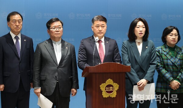 김정호 국민의힘 대표 직무대행이 15일 의장 사과와 사무국장 사퇴를 촉구하는 기자회견을 하고 있다.