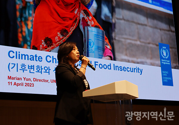 윤선희 유엔세계식량계획 한국사무소장이 '기후변화와 식량위기'를 주제로 발표하고 있다.
