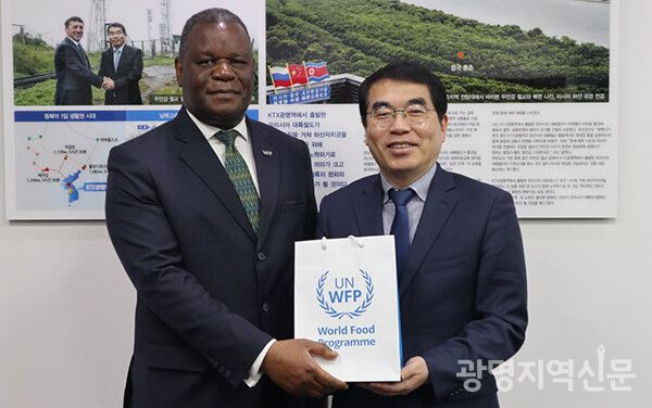 양기대 국회의원(오른쪽)이 WFP 삼칸지 국장(왼쪽)을 만나 아시아 WFP 혁신센터를 광명에 건립할 것을 제안했다.