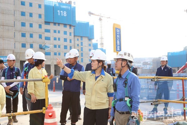 임오경 의원이 지난 1일 철산주공 8,9단지 재건축 공사현장을 방문해 안전점검을 했다.