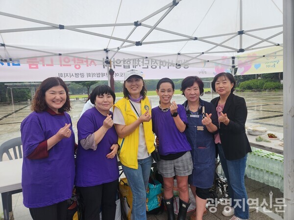광명시여성단체협의회 김지영 회장과 회원들이 바자회를 준비하고 있다. 