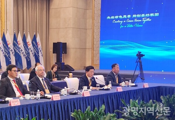박승원 광명시장이 산둥성도인 지난시에서 열린 국제포럼에 참석해 광명시의 탄소중립 정책을 소개했다.