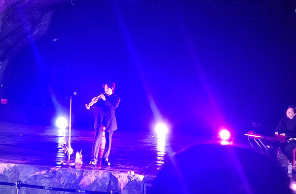 지난 10월 15일 1회차 공연에 출연한 멜로우키친이 광명동굴에서 색소폰 연주를 하고 있다.