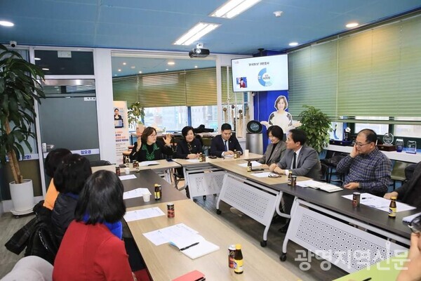 임오경 국회의원이 30일 광명사무실에서 '노둣돌 광명시민건강체육센터 활용방안을 시민들과 논의했다. 