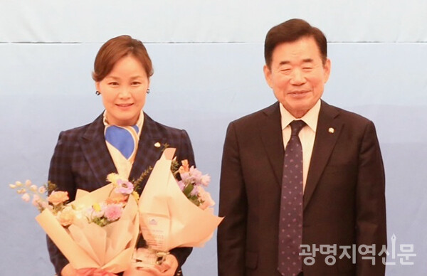 임오경 국회의원(사진 왼쪽)이 20일 '국회도서관 이용 최우수 국회의원상'을 수상했다.