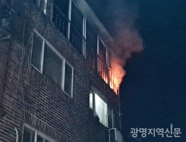 경기 광명시 광명동의 빌라 4층에서 불이 나 1명이 사망했다. (사진=경기도소방재난본부)