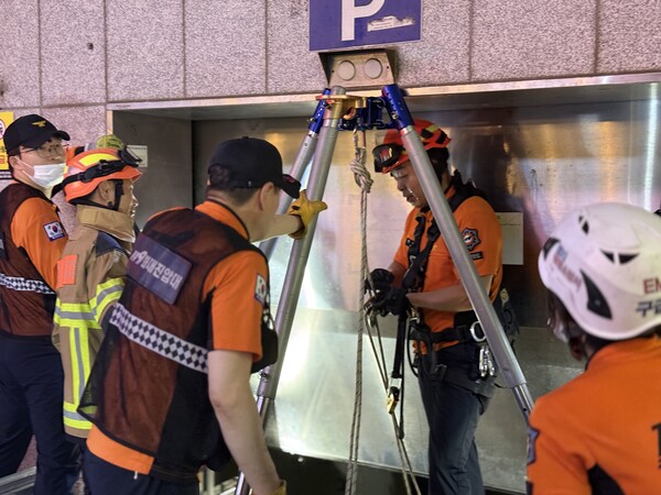 광명소방서, 차량용 엘리베이터 8.8m 추락 남성 구조